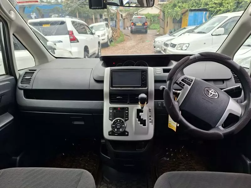 Toyota Noah   - 2010