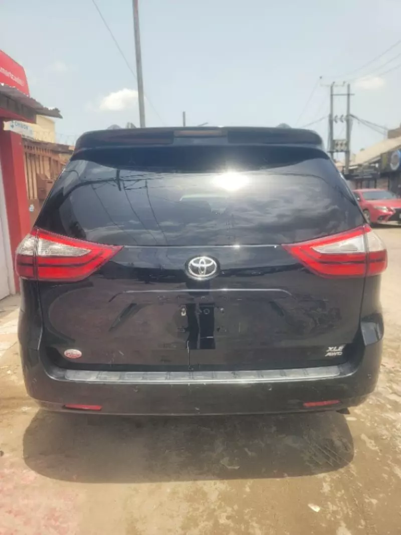 Toyota Sienna   - 2017