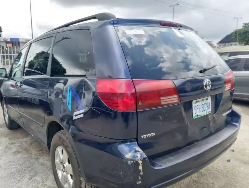 Toyota Sienna   - 2004