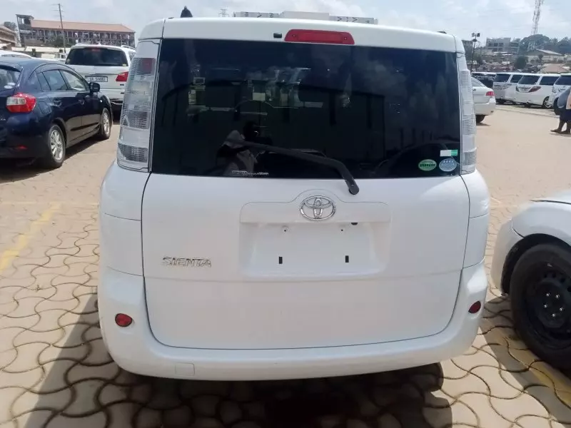 Toyota Sienta   - 2012