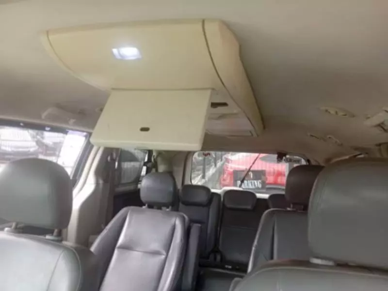 Volkswagen Routan   - 2010