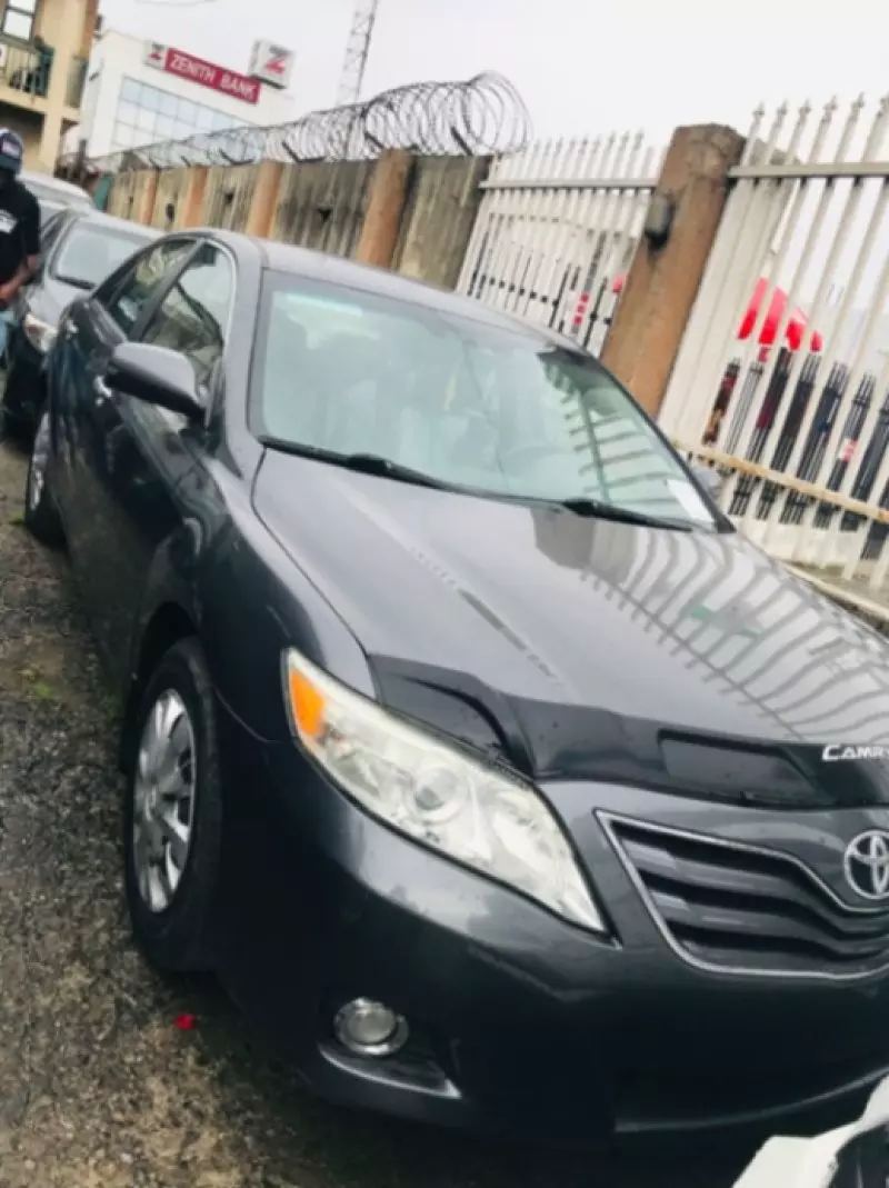 Toyota Camry   - 2010