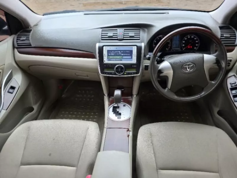 Toyota Premio    - 2012