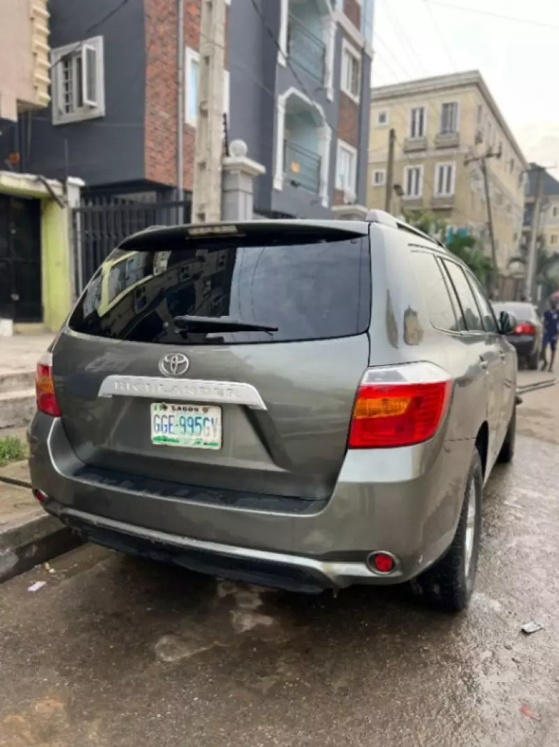 Toyota Highlander   - 2010