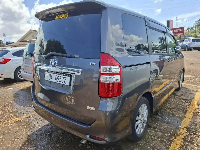 Toyota Noah - 2012