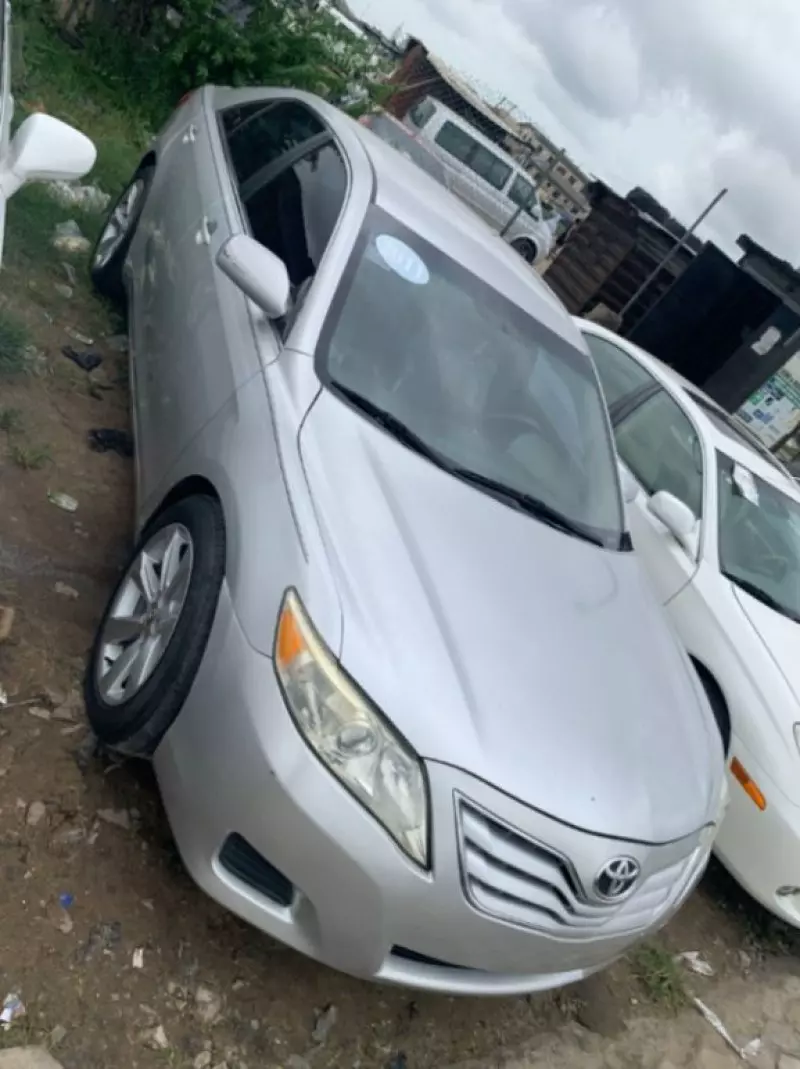 Toyota Camry   - 2010