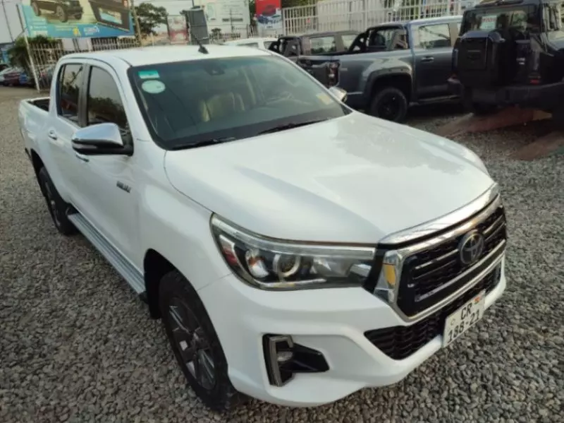 Toyota Hilux   - 2021