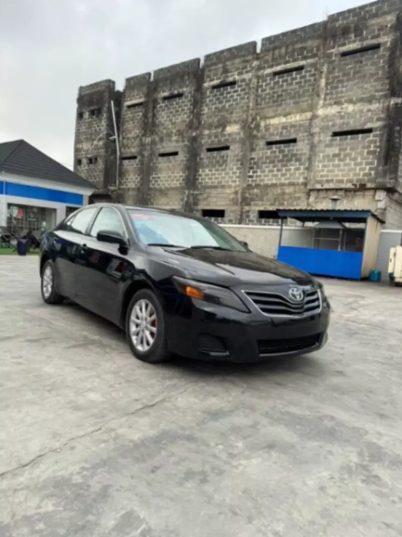 Toyota Camry   - 2011