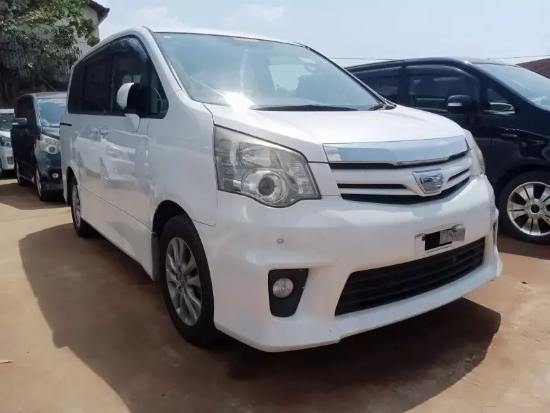 Toyota Noah   - 2012