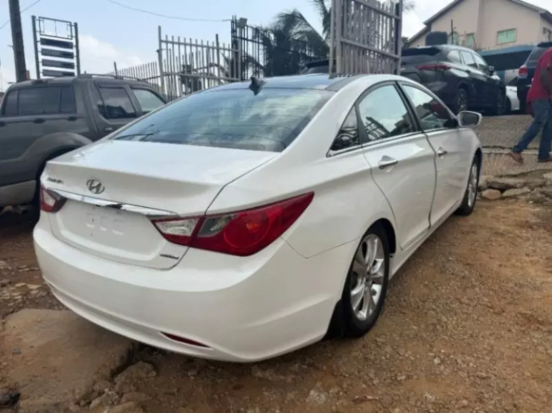 Hyundai Sonata   - 2013