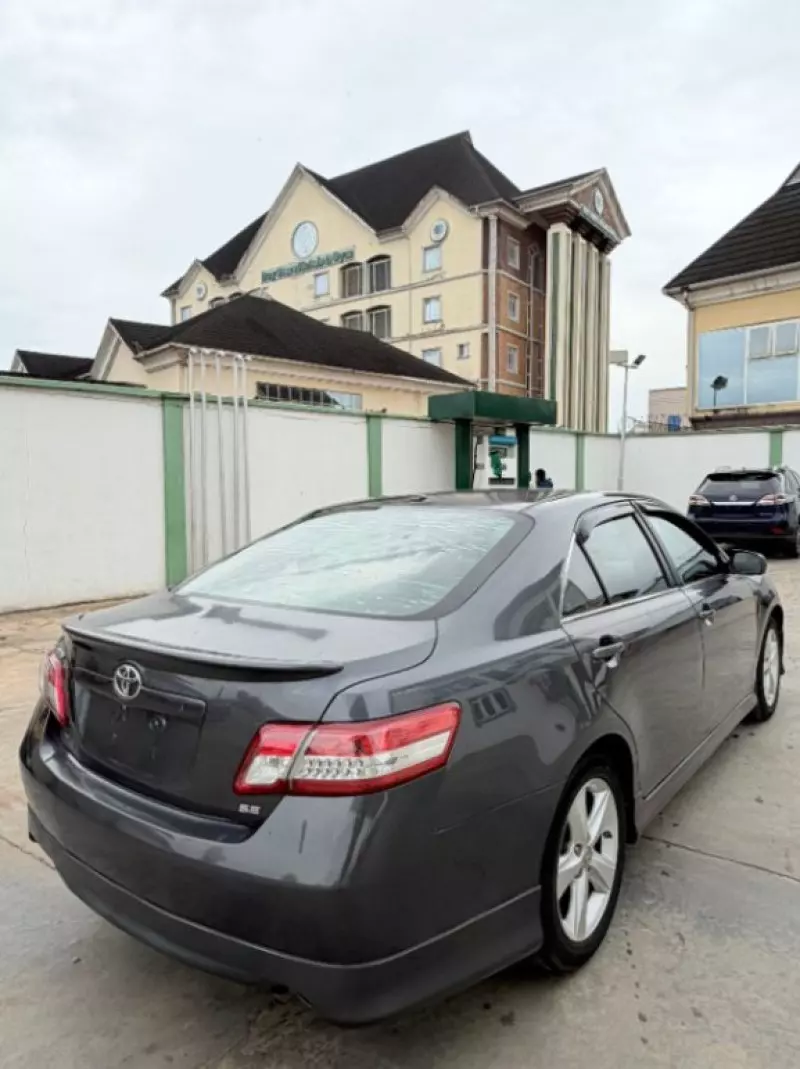 Toyota Camry   - 2011