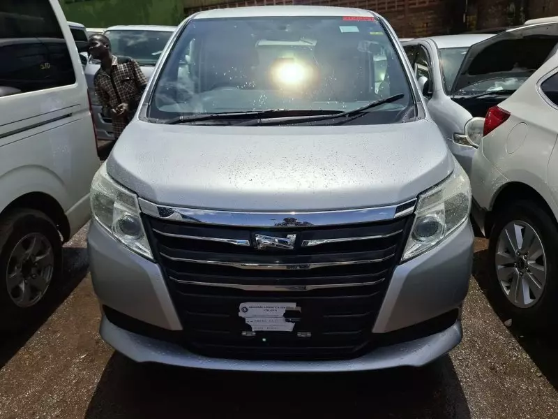 Toyota Noah   - 2014