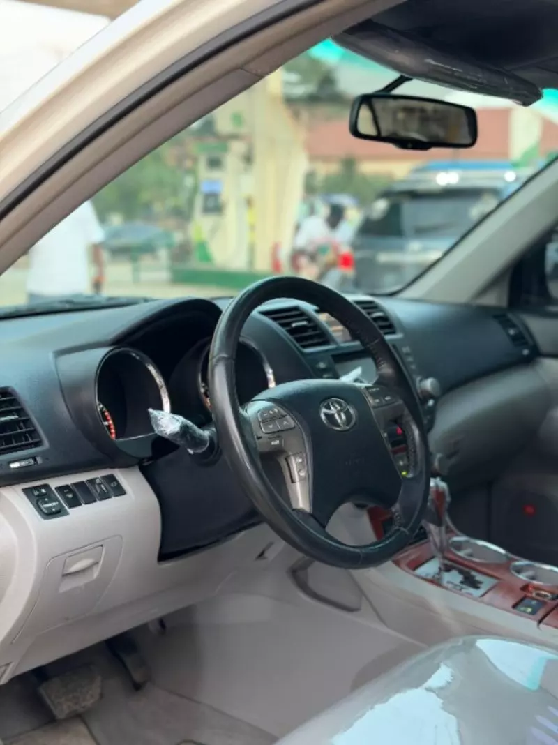 Toyota Highlander   - 2010
