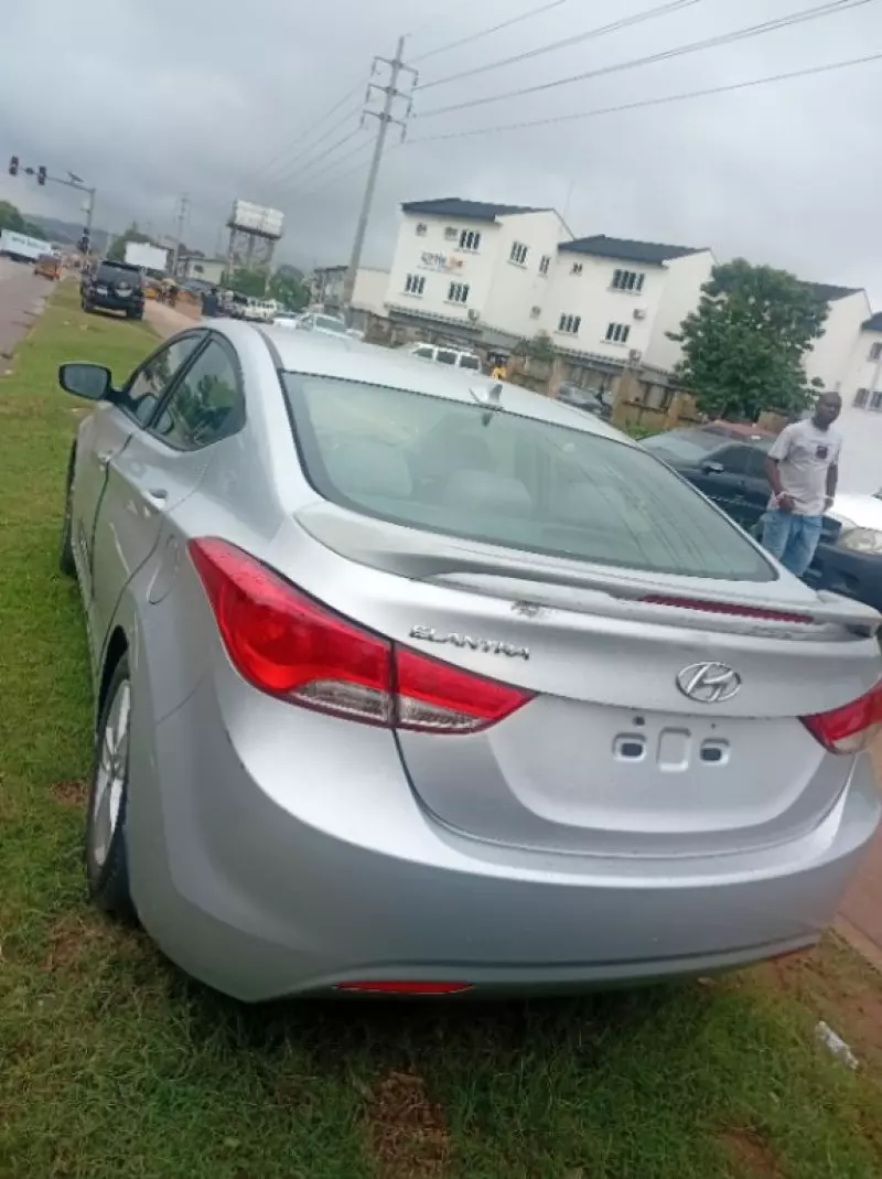 Hyundai Elantra   - 2013