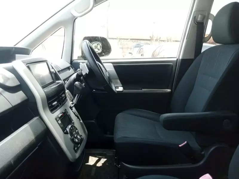 Toyota Noah   - 2012