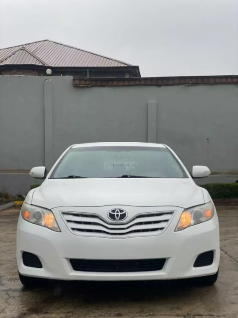 Toyota Camry   - 2010