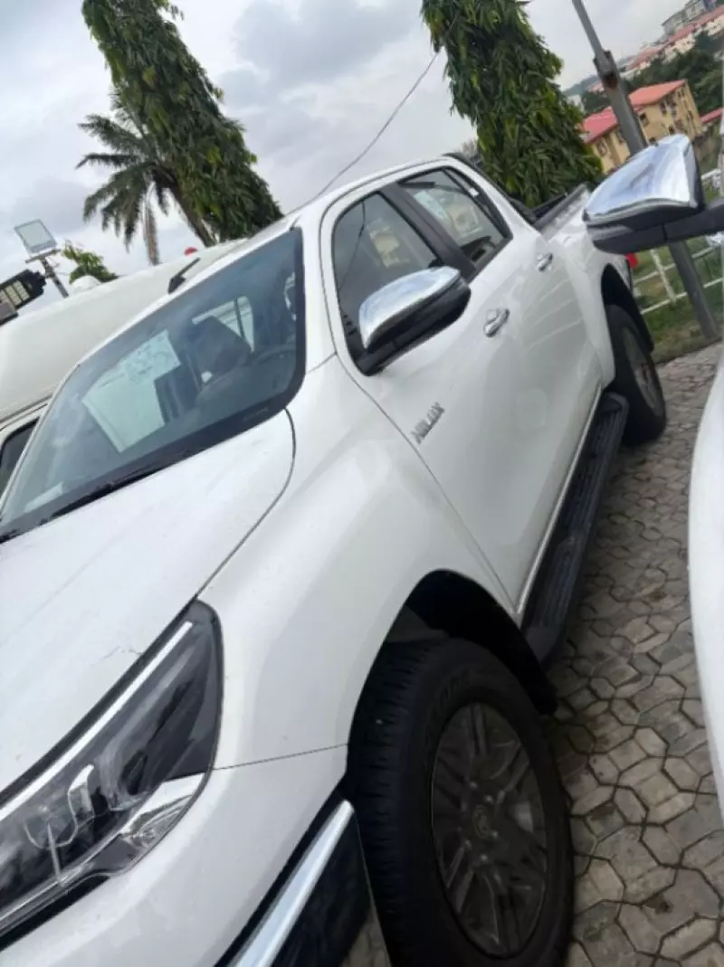 Toyota Hilux    - 2024