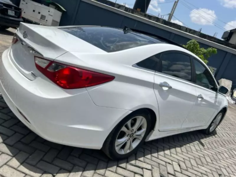 Hyundai Sonata   - 2012