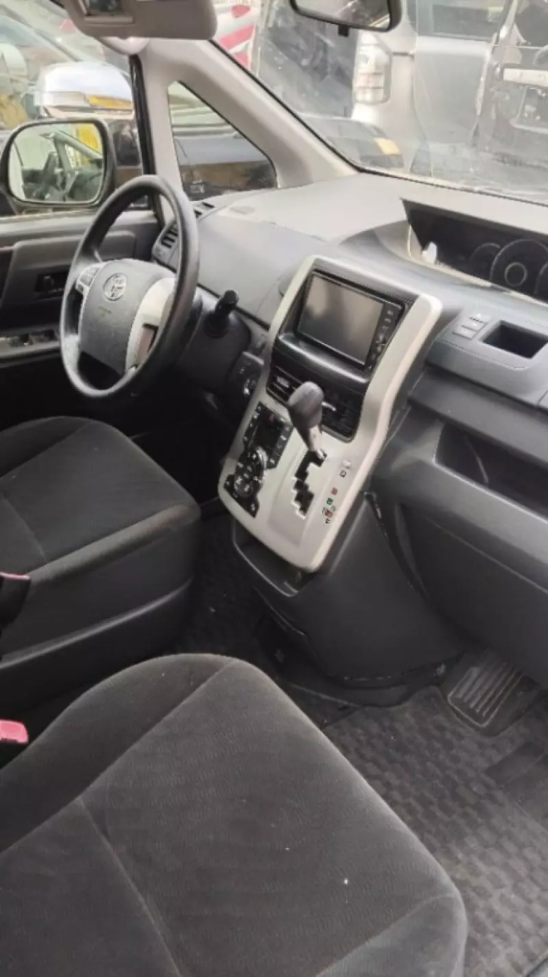 Toyota Voxy    - 2013