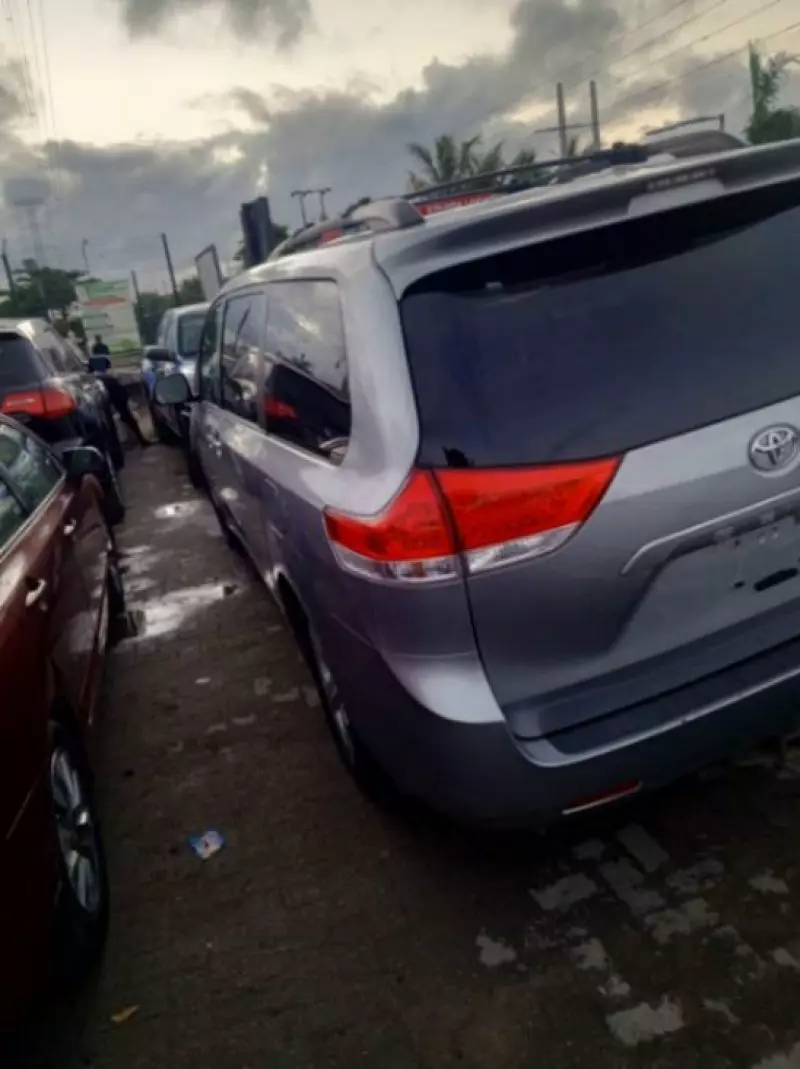 Toyota Sienna   - 2012