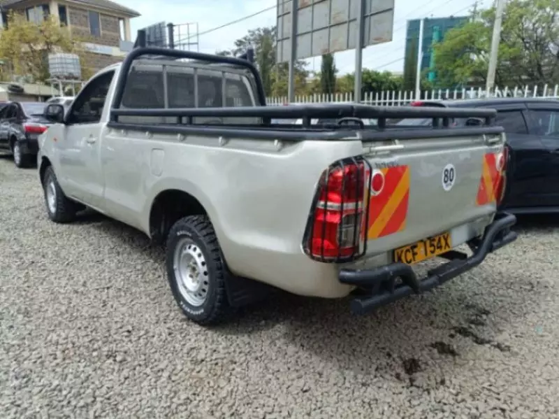 Toyota Hilux    - 2015