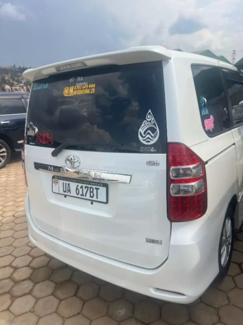 Toyota Noah   - 2011