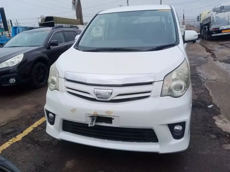 Toyota Noah   - 2012