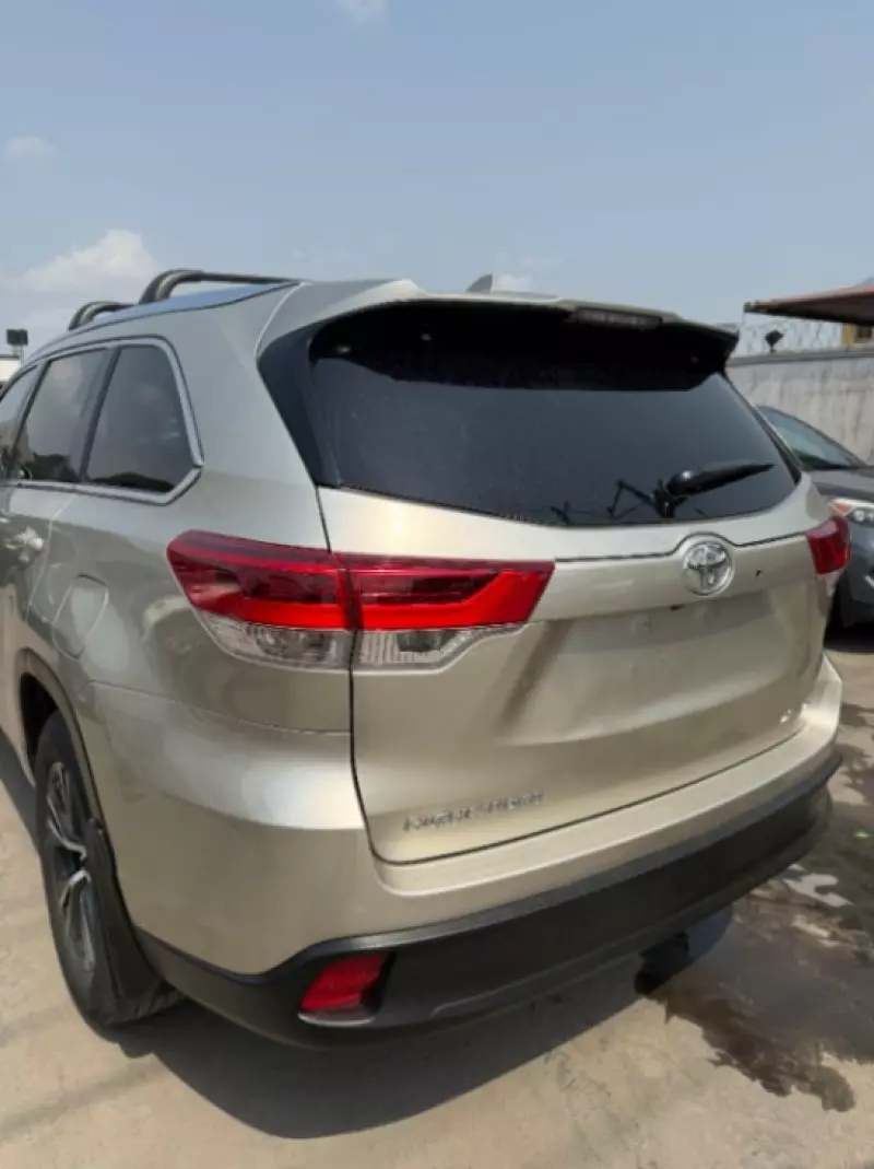Toyota Highlander   - 2016