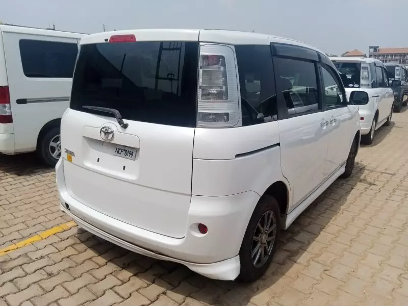 Toyota Sienta   - 2011