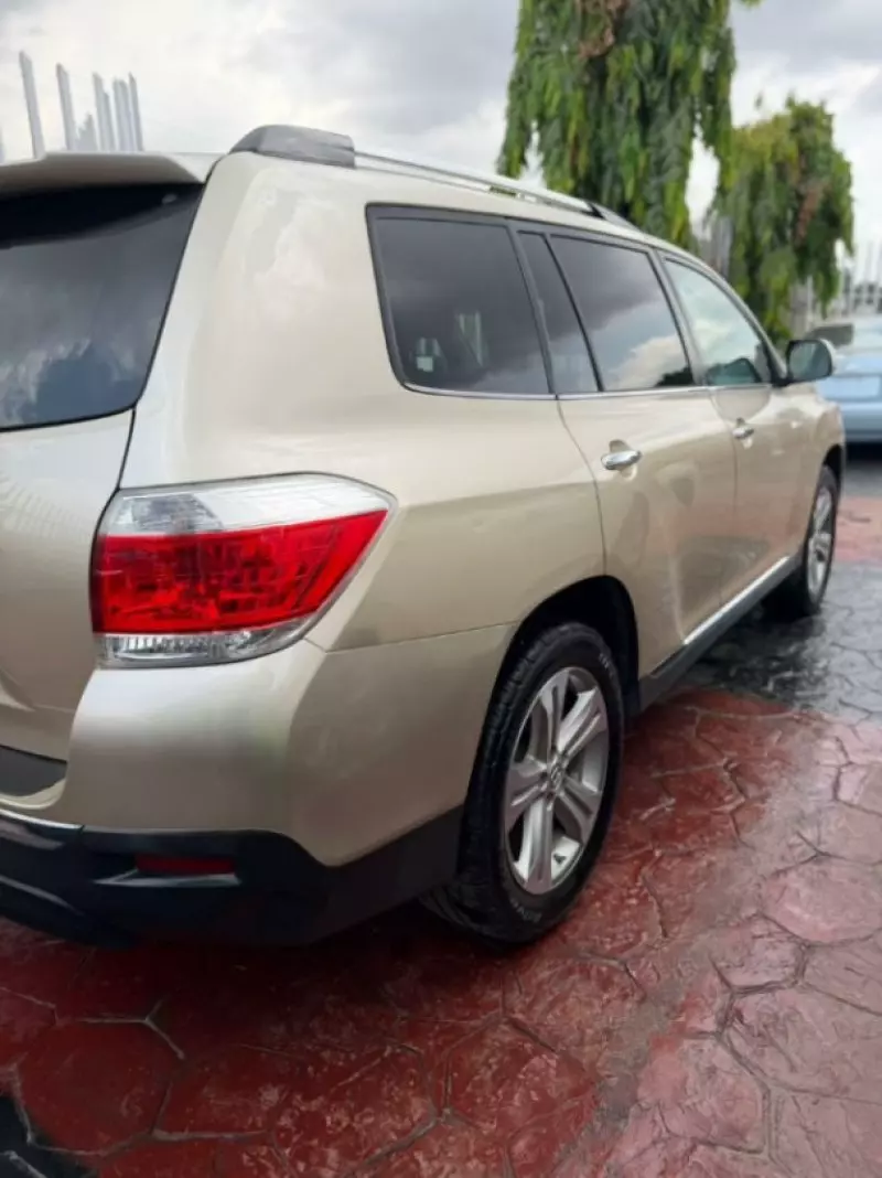 Toyota Highlander   - 2013