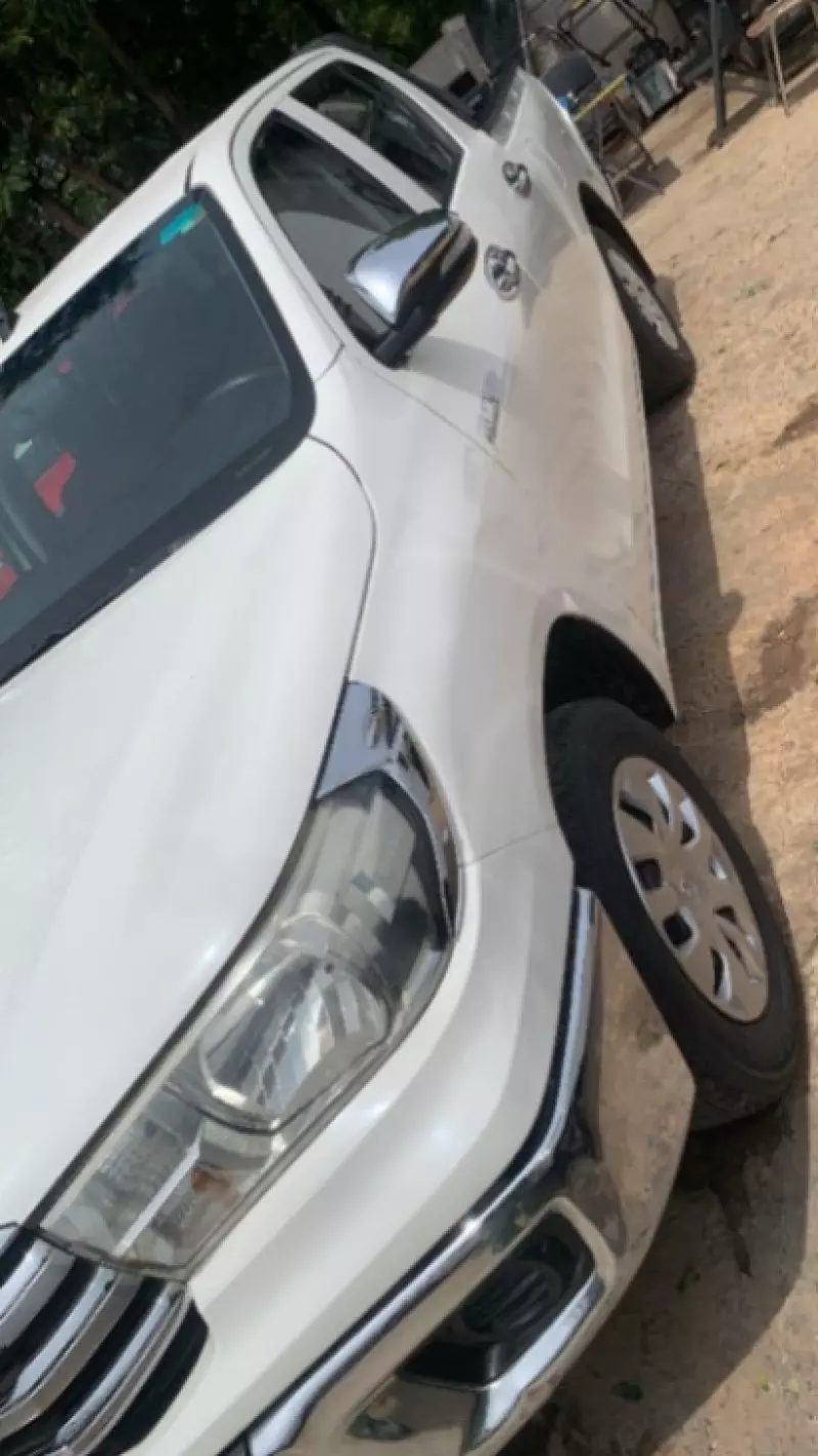 Toyota Hilux   - 2017