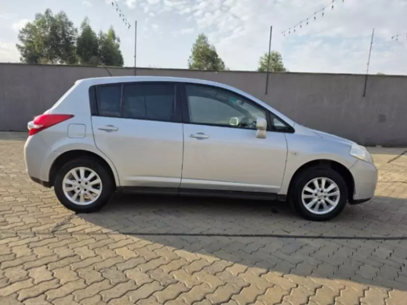 Nissan Tiida   - 2012