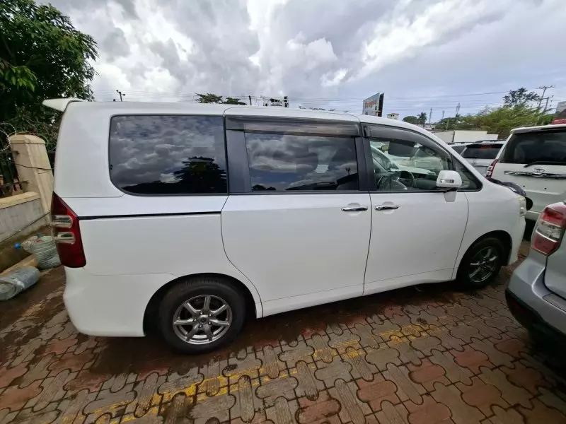 Toyota Noah   - 2012
