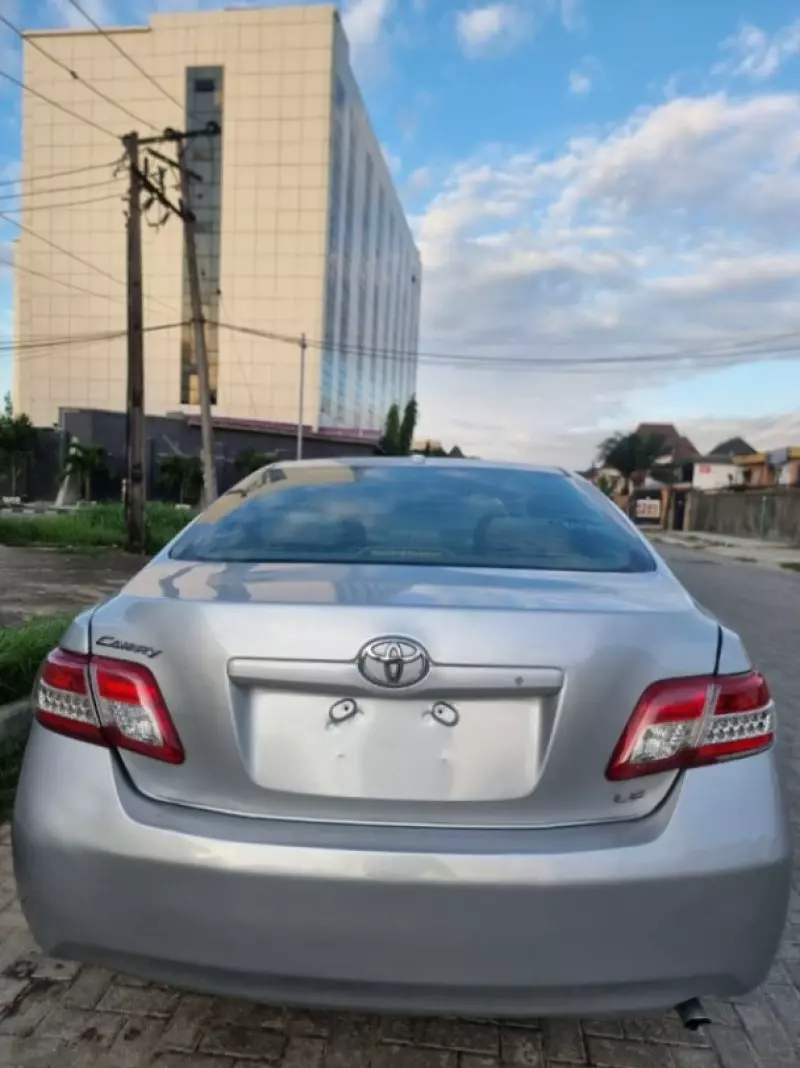 Toyota Camry   - 2011