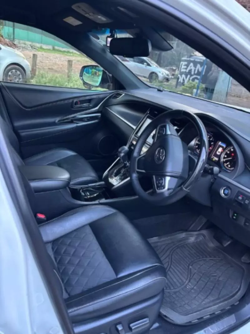 Toyota Harrier   - 2017
