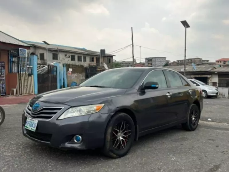 Toyota Camry   - 2010