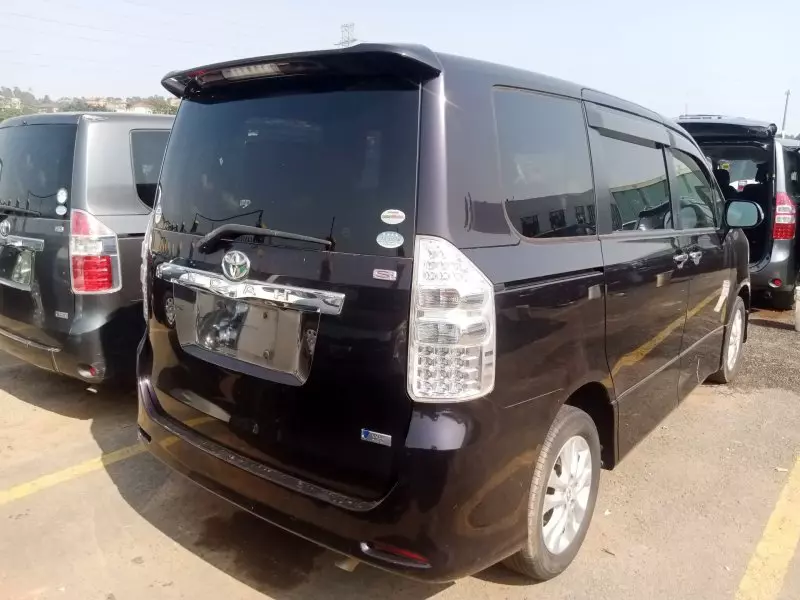 Toyota Noah   - 2012