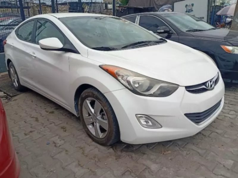 Hyundai Elantra   - 2012