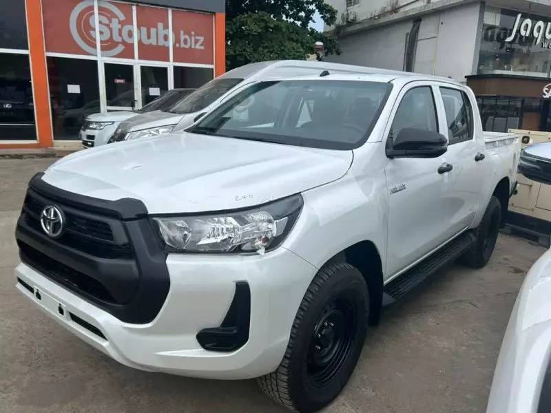 Toyota Hilux    - 2024