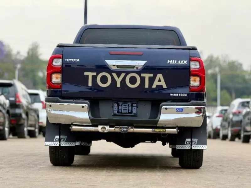 Toyota Hilux   - 2021