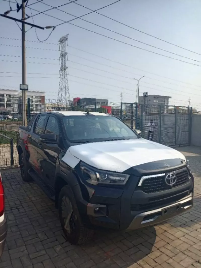 Toyota Hilux   - 2025