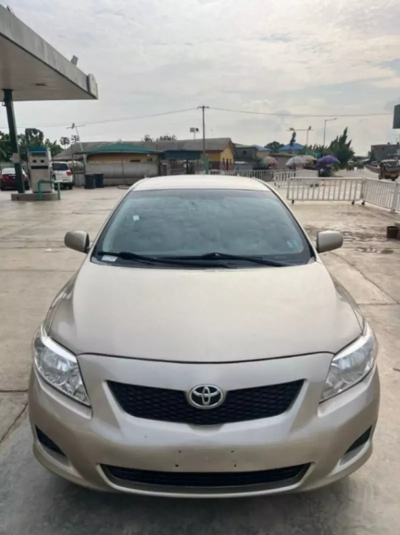 Toyota corolla   - 2010