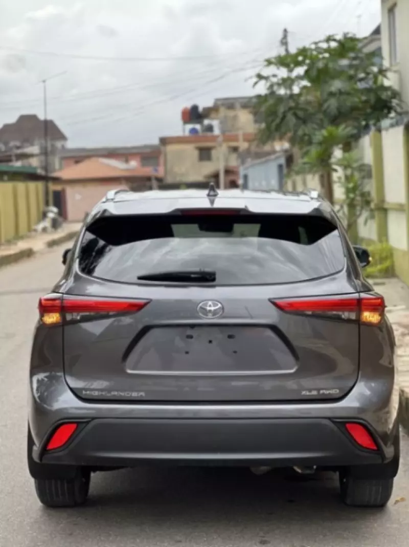 Toyota Highlander   - 2021
