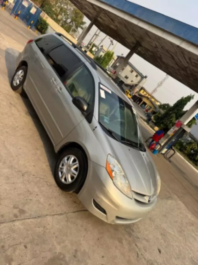 Toyota Sienna   - 2009