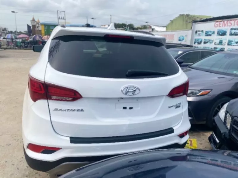 Hyundai Santa Fe   - 2017