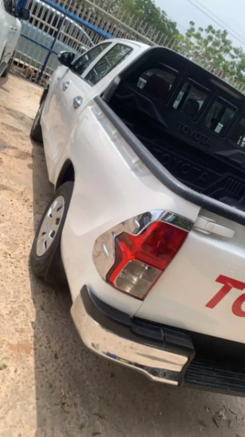 Toyota Hilux   - 2017