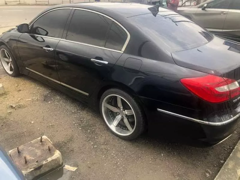 Hyundai Genesis   - 2010