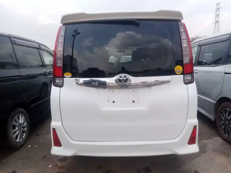 Toyota Noah   - 2015