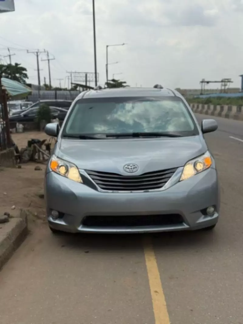 Toyota Sienna   - 2013