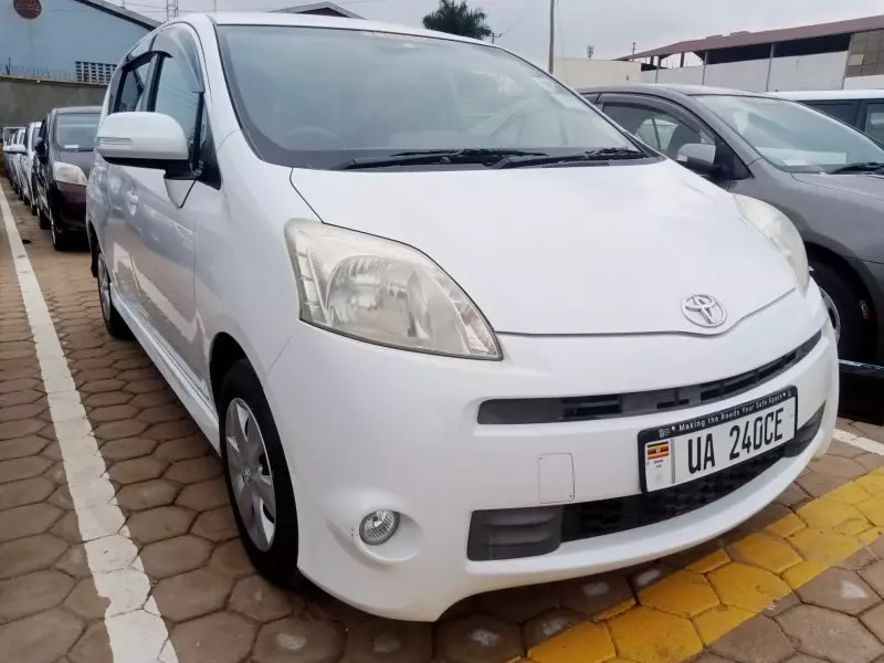 Toyota Passo Sette   - 2010